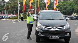 Petugas melakukan teguran kepada pengendara yang melanggar di jalan Medan Merdeka Barat, Jakarta, Jumat (5/8). Terhitung 27 Juli hingga 3 Agustus 2016 jumlah pelanggaran uji coba ganjil-genap mencapai 5.947 pelanggar. (Liputan6.com/Yoppy Renato)