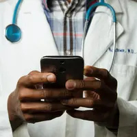 Ilustrasi aplikasi kesehatan. Sumber foto: unsplash.com/National Cancer Institute.