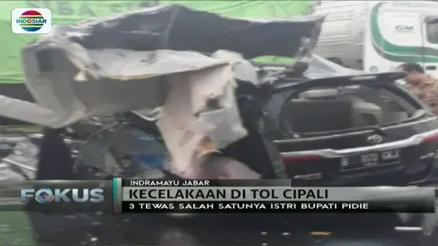 Jumat sore (8/12), mobil rombongan Bupati Pidie terlibat kecelakaan di ruas Tol Cipali. Tiga orang meninggal dunia, termasuk istri bupati.