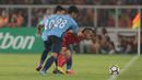 Gaya pemain Persija Jakarta, Riko Simanjuntak (tengah mengecoh dua pemain JDT pada laga Piala AFC 2018 di Stadion Utama Gelora Bung Karno, Jakarta, Selasa (10/4/2018). Persija Jakarta menang 4-0.  (Bola.com/Nick Hanoatubun)