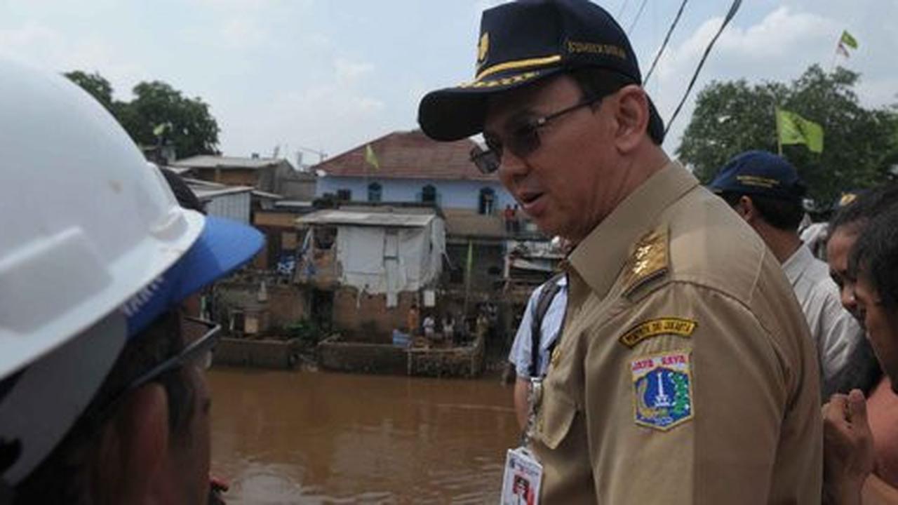Ahok janjikan gaji besar sampai rumah ke pembersih kali di Jakarta