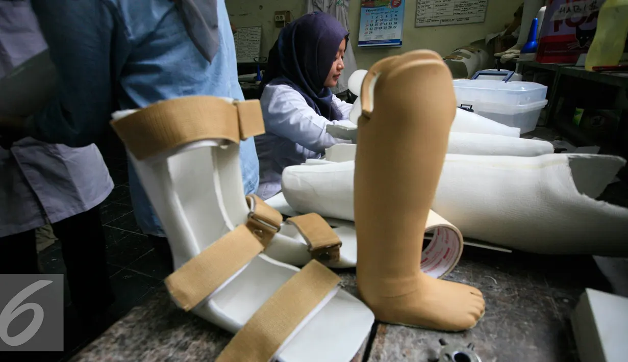 Seorang teknisi sedang  mengukur proses pembuatan kaki palsu  di Pusat Rehabilitasi YAKKUM yogyakarta, (18/2). Pusat Rehabilitasi YAKKUM memproduksi alat bantu berupa kaki palsu untuk penyandang difabel. (Liputan6.com/Boy Harjanto)