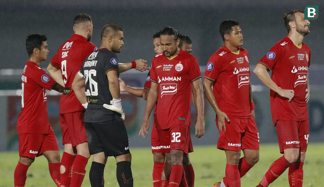 Para pemain Persija Jakarta tampak lesu usai ditahan imbang 2-2 oleh PSIS Semarang dalam laga pekan kedua BRI Liga 1 2021/2022 di Indomilk Arena, Tangerang, Minggu (12/9/2021). (Foto: Bola.Com/M. Iqbal Ichsan)