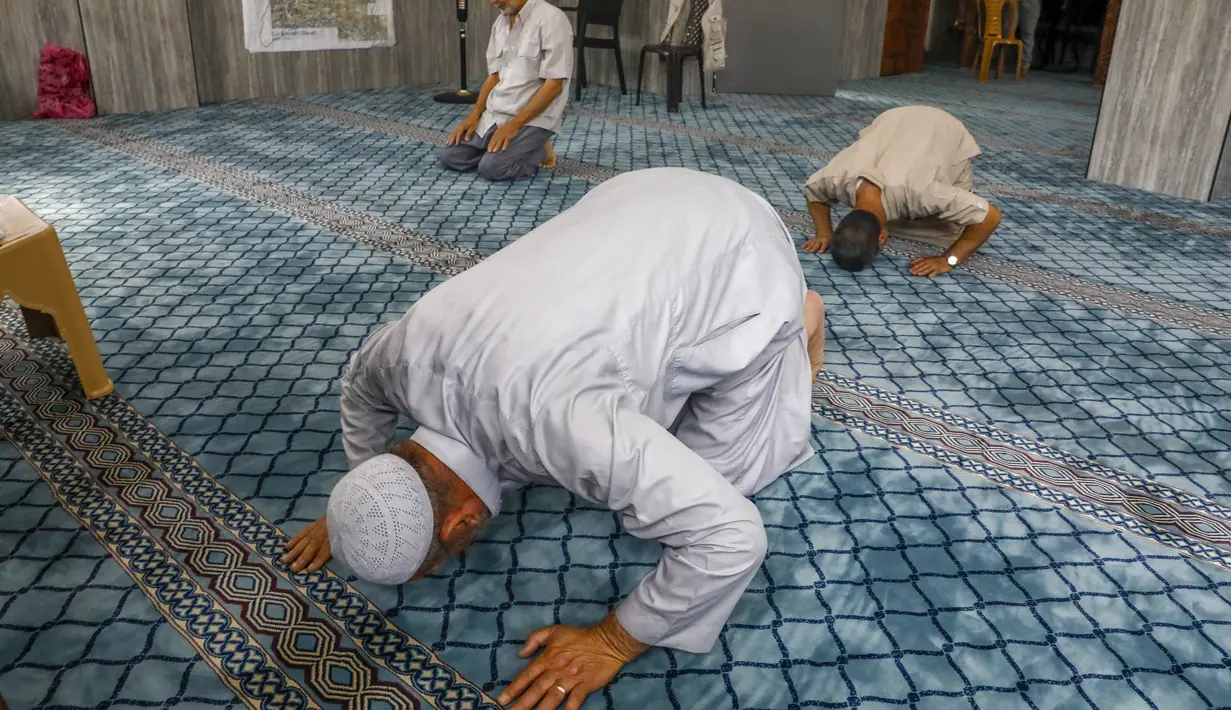 Aktivitas warga Palestina saat melaksanakan salat di Masjid Qaqaa Bin Amr, di lingkungan Silwan, Yerusalem (15/9/2020). Namun pengadilan Israel menangguhkan perintah pembongkaran dan memberi waktu selama 21 hari kepada warga Palestina untuk menggugat keputusan tersebut. AFP/AHMAD GHARABL)