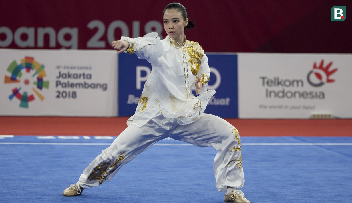 Atlet wushu Indonesia, Lindswell, saat beraksi pada Asian Games di JIExpo, Jakarta, Minggu, (19/8/2018). Sukses mengumpulkan poin tertinggi, atlet cantik ini berpeluang meraih emas dari nomor Taijiquan dan Taijijian. (Bola.com/Vitalis Yogi Trisna)