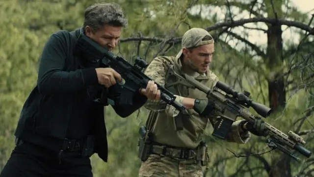 Jack (Aidan Gillen) dan Patrick (Nicholas Hoult) dalam Those Who Wish Me Dead. (Foto: New Line Cinema/ IMDb)