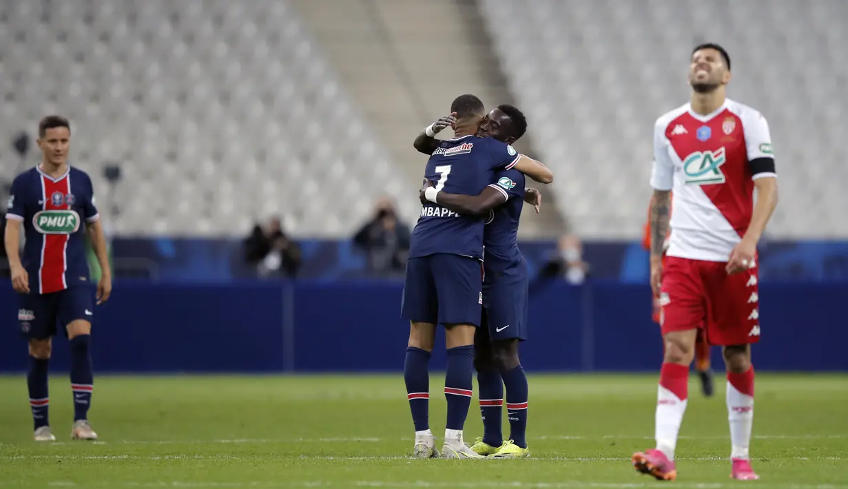 Para pemain Paris Saint-Germain atau PSG merayakan kemenangan atas AS Monaco pada final Piala Prancis di Stade de France, Kamis (20/5/2021) dini hari WIB. PSG sukses mempertahankan gelar juara Piala Prancis usai membungkam AS Monaco 2-0. (AP Photo/Christophe Ena)