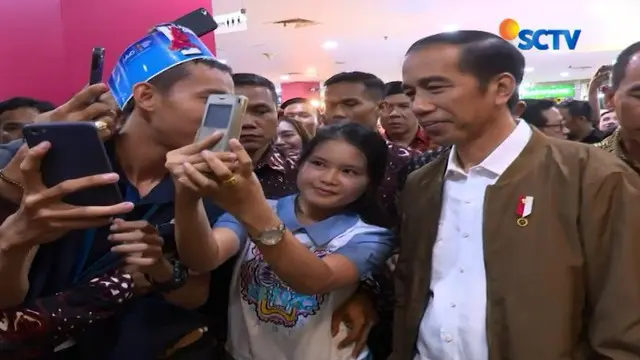 Nampak sejumlah pengunjung berusaha mengabadikan foto Jokowi dan ada yang mengajak berswafoto.