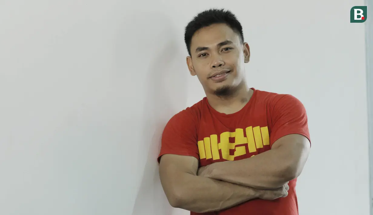 Atlet angkat besi, Eko Yuli Irawan, berpose saat sesi latihan di Pelatnas angkat besi, Jakarta, Rabu (21/3/2018). Eko Yuli Irawan bertekad ingin memecahkan rekor pribadi di Asian Games 2018. (Bola.com/M Iqbal Ichsan)
