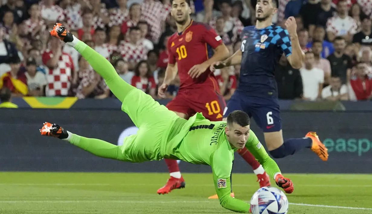 <p>Saling jual beli serangan membuat kedua tim belum berhasil mencetak gol. Alhasil, laga babak pertama berakhir imbang 0-0. (AP Photo/Martin Meissner)</p>