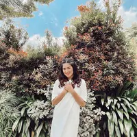 Ochi Rosdiana berpose cantik di taman )Foto: Instagram/@ochi24)