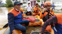 Sejumlah karyawan BRI mendistribusikan paket makanan siap saji kepada masyarakat terdampak banjir menggunaka perahu karet di Abepura, Jayapura, Papua. Bantuan paket makanan sebagai upaya meringankan dan mempercepat pemulihan pasca bencana. (Liputan6.com/HO/Humas BRI)