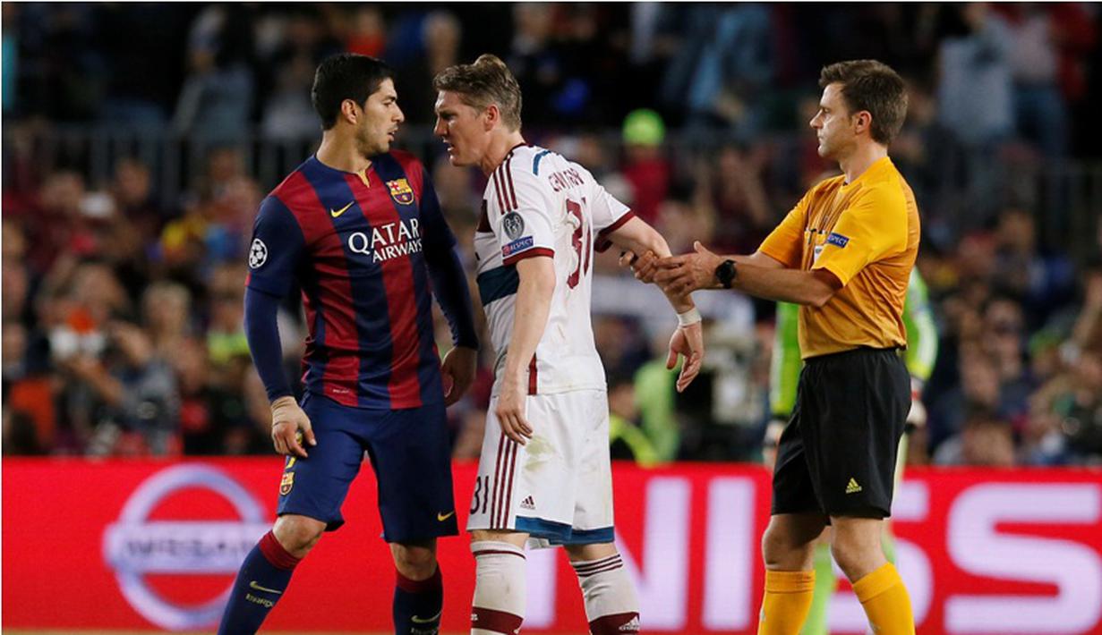 Football - FC Barcelona v Bayern Munich - UEFA Champions League Semi Final First Leg - The Nou CaLuis Suarez (kiri) beradu mulut dengan Bastian Schweinsteiger sampai harus dipisahkan wasit Nicola Rizzoli. (Reuters/Albert Gea)