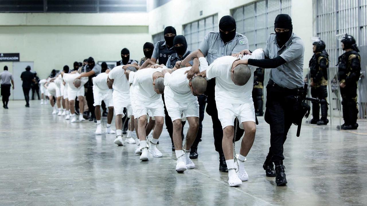 FOTO: Super Ketat Kemanan saat Deportasi 250 Imigran Terduga Anggota Geng Kriminal ke Penjara CECOT El Salvador