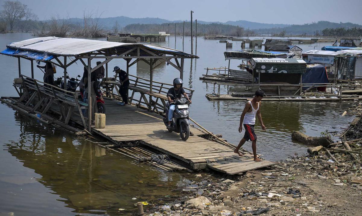 Kekeringan Memunculkan Kembali Kampung di Bendungan Karian