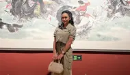 Krisdayanti bersama delegasi Indonesia yang dipimpin Puan Maharani terbang ke China untuk kunjungan kenegaraan. Ia mampir ke Chengdu Tianfu Art Gallery. (Foto: Dok. Instagram @krisdayantilemos)