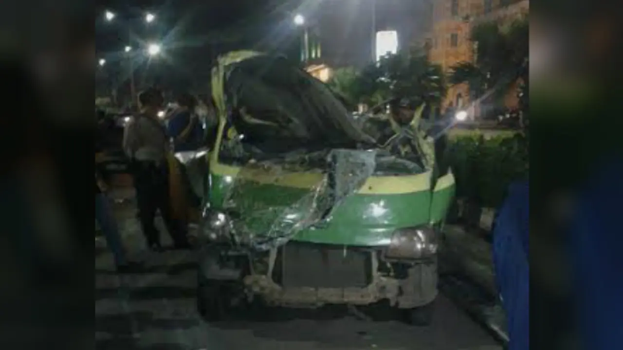 kecelakaan antara angkot dan truk molen