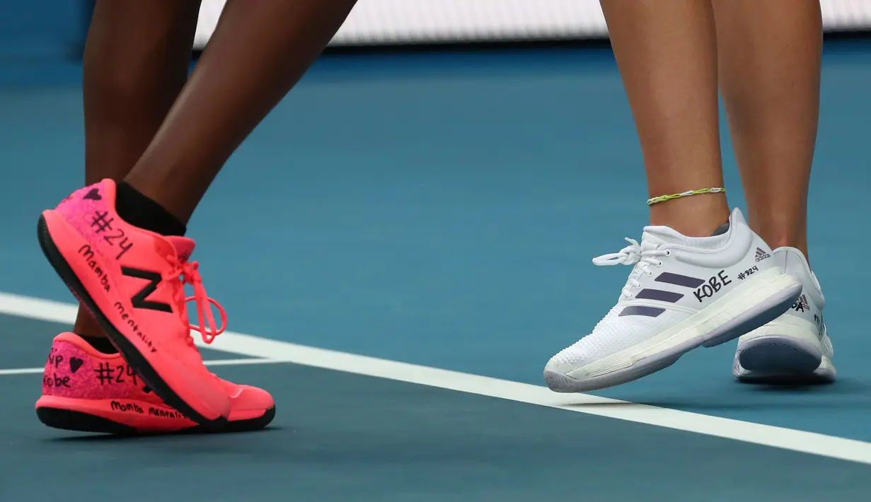 Petenis AS, Coco Gauff dan rekan senegaranya, Catherine McNally mengenakan sepatu sebagai bentuk penghormatannya terhadap legenda basket NBA Kobe Bryant selama pertandingan Australia Terbuka 2020 di Melbourne, Senin (27/1/2020).  (AP/Dita Alangkara)