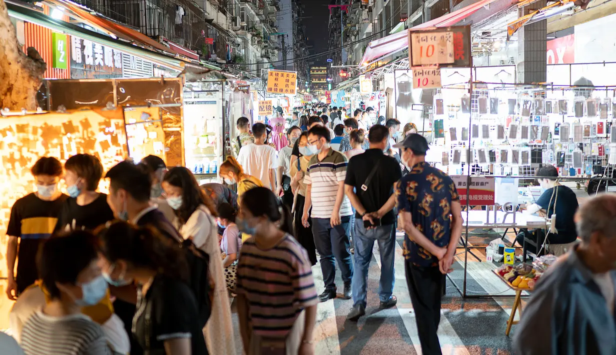 Warga mengunjungi pasar malam di Jalan Baocheng di Wuhan, Provinsi Hubei, China tengah, pada 1 Juni 2020. Kehidupan perkotaan di Wuhan, wilayah yang sempat terdampak parah oleh COVID-19, telah berangsur kembali normal. (Xinhua/Xiong Qi)