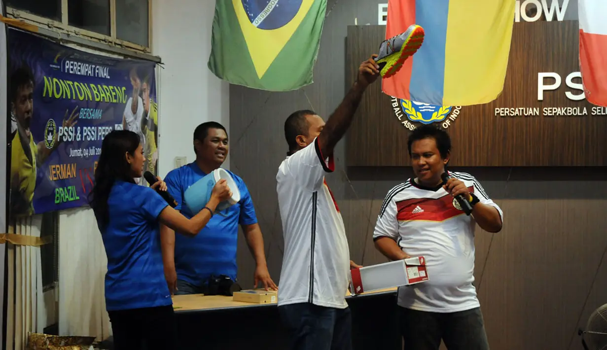 Pembagian doorprize menjadi yang paling ditunggu disela-sela acara nonton bareng PSSI bersama para wartawan di kantor PSSI di Senayan, Jakarta, (5/7/2014). (Liputan6.com/Helmi Fithriansyah)