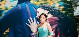 Kali ini, Prilly tampil begitu memukau saat menghadiri world premiere film pendek Holy Crowd karya Next Step Studio Indonesia di ajang perfilman bergengsi tersebut. [@prillylatuconsina96].