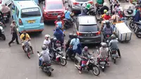 Suasana kendaraan yang terjebak kemacetan di Pasar Kebayoran Lama, Jakarta, Jumat (22/5/2020). Meski DKI Jakarta tengah memberlakukan PSBB, masih banyak masyarakt yang menyerbu Pasar Kebayoran Lama untuk berbelanja kebutuhan Lebaran. (Liputan6.con/Angga Yuniar)