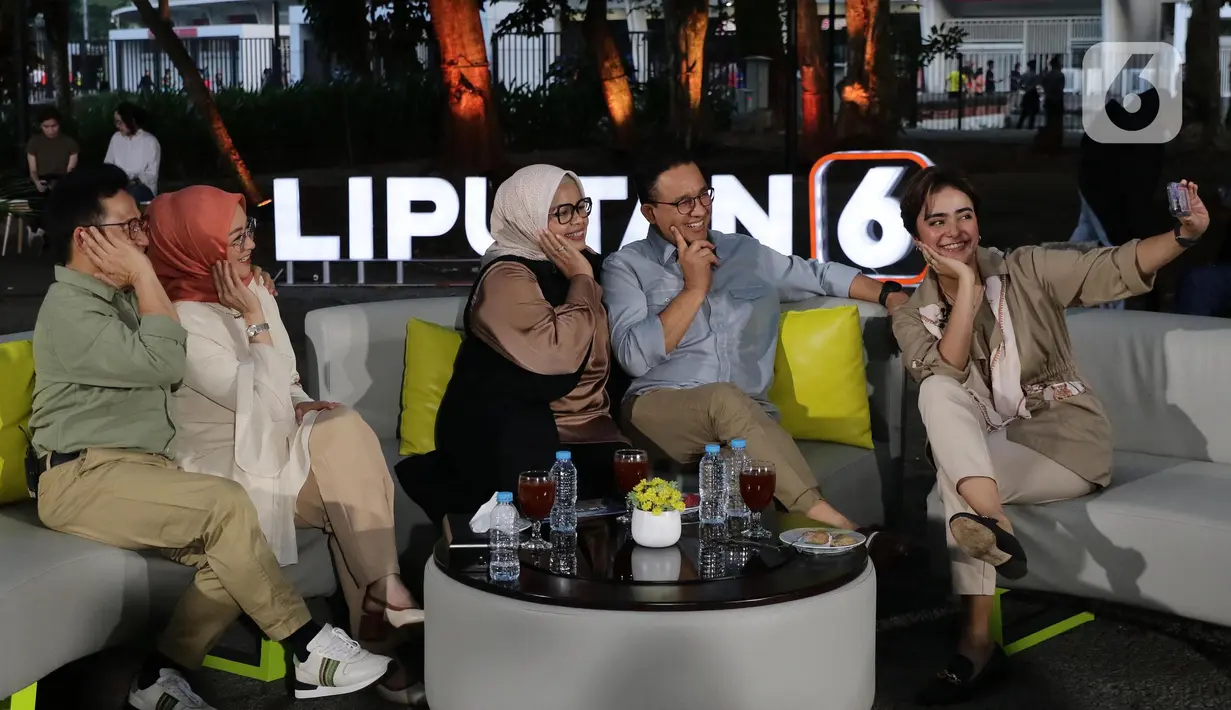 Bakal Calon Presiden, Anies Baswedan (keempat kiri) dan Bakal Calon Wakil Presiden, Muhaimin Iskandar (kiri) bersama istri masing-masing usai berbincang santai dalam program Pemilu stasiun televisi SCTV “Kita Indonesia” di kawasan Gelora Bung Karno Jakarta, Selasa (12/9/2023). (Liputan6.com/Helmi Fithriansyah)