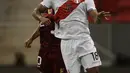 Gelandang timnas Peru, Andre Carrillo dan bek Venezuela Ronald Hernandez melakukan sundulan saat berebut bola pada laga terakhir penyisihan Grup B  Copa America 2021 di Estadio Nacional Mane Garrincha, Minggu (27/6/2021). Menghadapi Venezuela, Peru menang tipis dengan skor 1-0 (AP Photo/Bruna Prado)