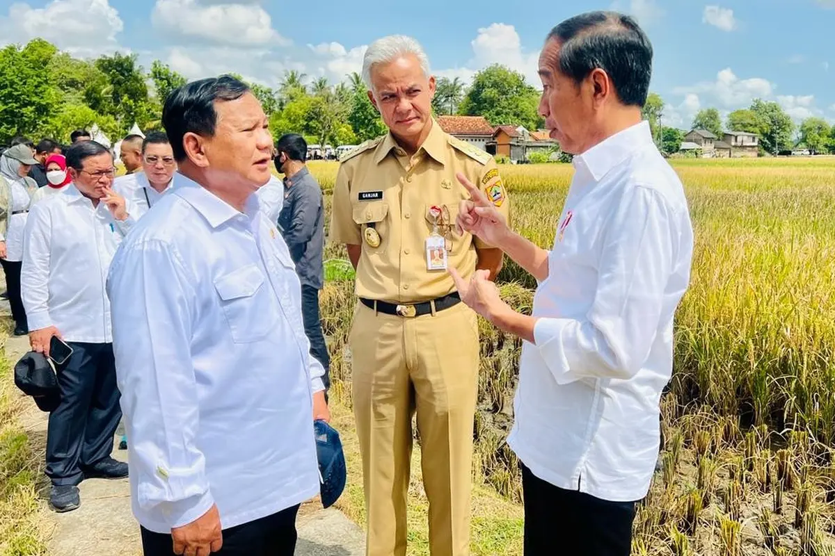 Presiden Jokowi, Menhan Prabowo Subianto, dan Gubernur Jawa Tengah Ganjar Pranowo dalam kunjungan kerja di Jawa Tengah, Kamis (9/3/2023).