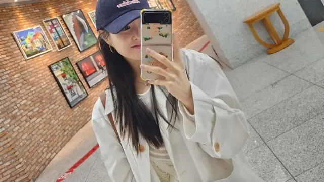 Park Bo Young tampil dengan busana kasual dan aksesoris topi