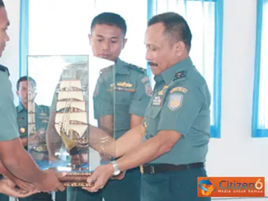 Citizen6, Surabaya: Usai menyampaikan pembekalan kepada peserta Kadiskual mendapatkan cindera mata dari siswa Diktukpa Angkatan ke - 41. (Pengirim: Penkobangdikal)