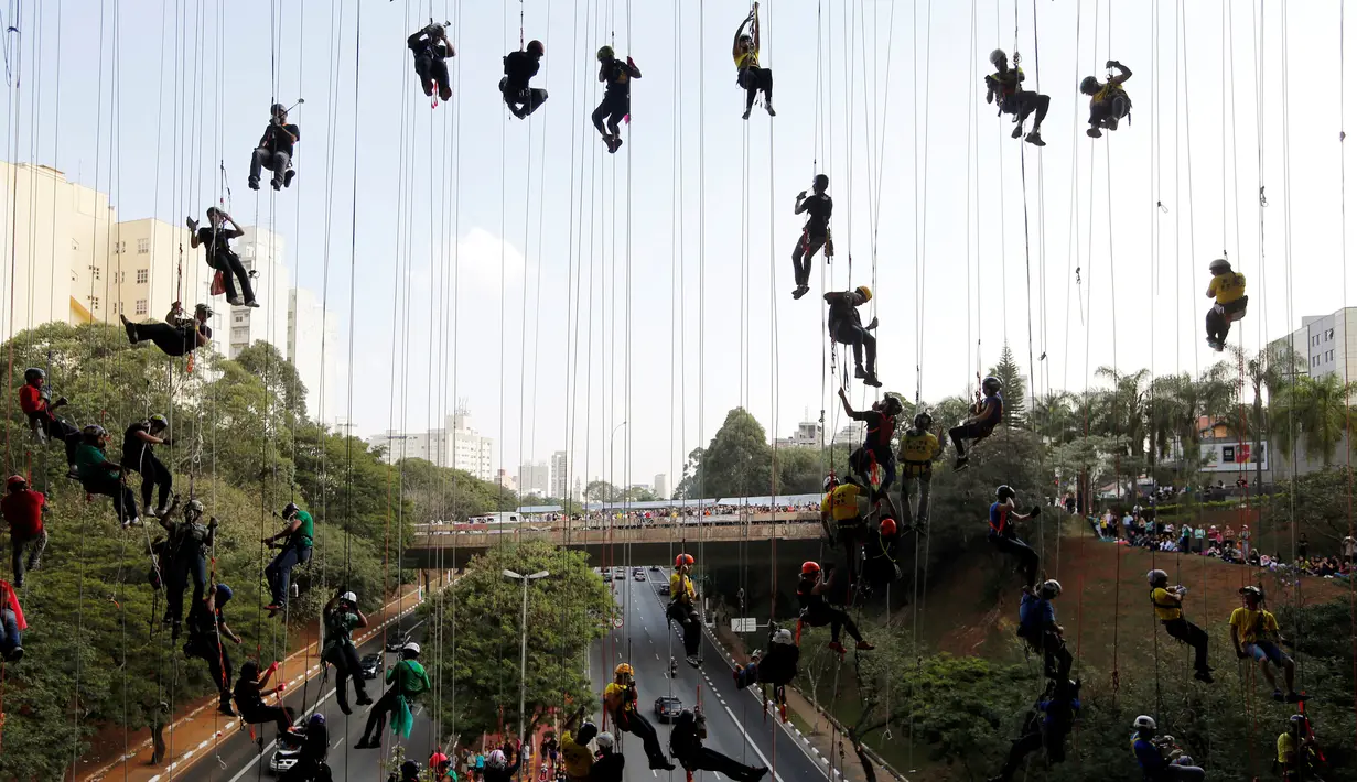 Sejumlah pendaki profesional melakukan rappelling dari atas jembatan saat membuat cincin Olimpiade 2016 di Sao Paulo, Brasil (31/7). Aksi ini dilakukan untuk menyambut dan memeriahkan Olimpiade 2016. (REUTERS/Paulo Whitaker) 