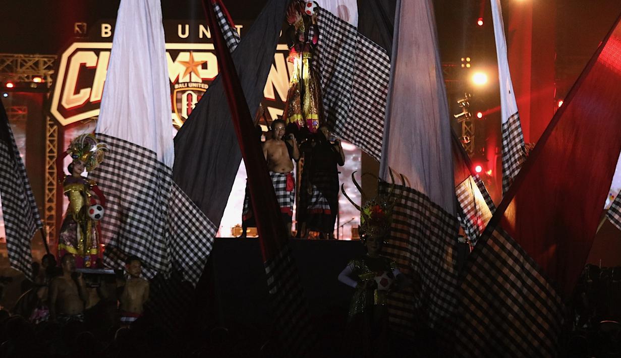 Penampilan Tari Kecak saat merayakan keberhasilan Bali United meraih gelar juara Liga 1 2019 di Stadion Kapten I Wayan Dipta, Bali, Senin (23/12). Puncak perayaan juara ini dimeriahkan Via Vallen dan Tari Kecak. (Bola.com/Aditya Wany)