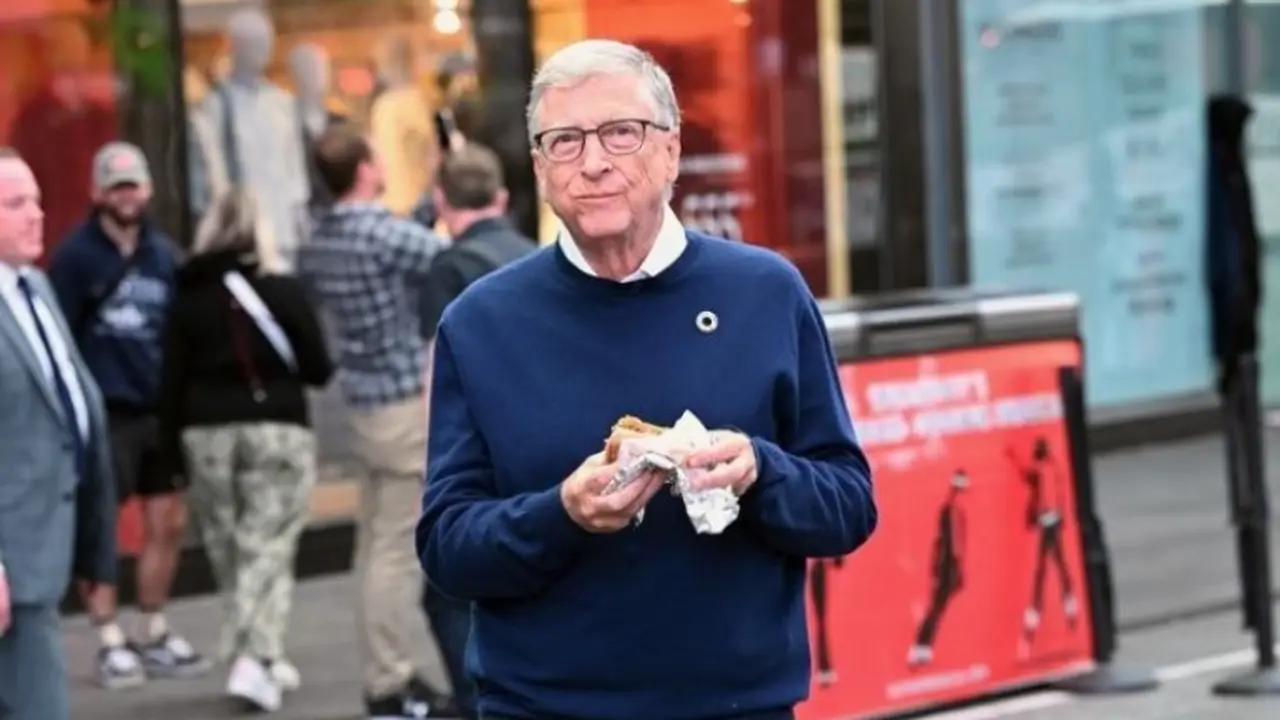 Gaya Simpel Bill Gates Beli Hot Dog di Kedai Halal Pinggir Jalan di New York.