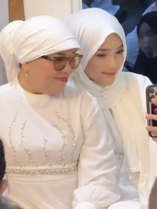 Tampak ia pun mengajak selfie ibunda tercinta yang mengenakan kerudung putih ciri khasnya dipadukan gamis warna senada dihiasi beads. [@fuji_an]