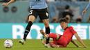 Pemain Korea Selatan, Lee Jae-sung (kanan) berusaha menghentikan laju pemain Uruguay, Federico Valverde. (AP Photo/Lee Jin-man)