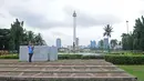 Pengunjung berswafoto dengan latar belakang pemandangan Monas, Jakarta, Rabu (23/1). Penataan ulang sejumlah taman di kawasan Monas untuk mempercantik kawasan tersebut. (Liputan6.com/Herman Zakharia)