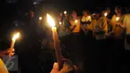 Sejumlah karyawan Artha Graha berkumpul di kawasan SCBD Jakarta untuk memperingati Earth Hour 2016 dengan menyalakan lilin saat lampu-lampu di kawasan itu mulai dipadamkan selama satu jam pada Sabtu malam (19/3/2016). (Foto: Istimewa)