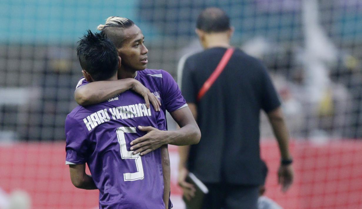 Gelandang Persita Tangerang, Muhammad Toha, memeluk Hari Habrian, usai ditaklukkan Kalteng Putra pada laga Liga 2 di Stadion Pakansari, Jawa Barat, Selasa (4/12). Kalteng menang 2-0 atas Persita. (Bola.com/M. Iqbal Ichsan)