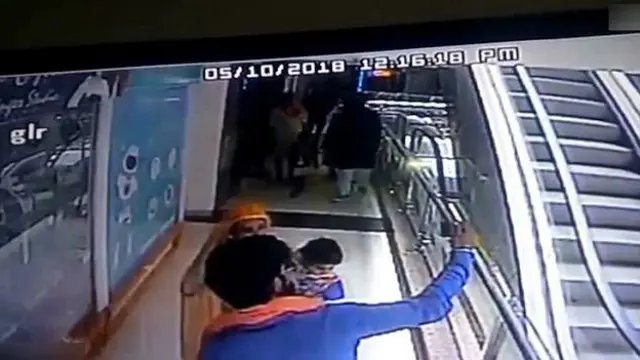 Cerobohnya orangtua melakukan selfie, balita jadi korban.