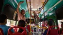 Imigran Venezuela, Alfonso Mendoza alias Alca mengamen di sebuah bus di Barranquilla, Kolombia, 28 September 2018. Alca yang lahir tanpa kaki mengganti kursi roda dengan skateboard. (Raul ARBOLEDA/AFP)