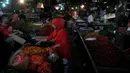 Aktivitas jual-beli di Pasar Senen, Jakarta, Sabtu (30/5/2015). Menjelang bulan Ramadhan, harga kebutuhan pokok mulai merangkak naik. (Liputan6.com/Johan Tallo)