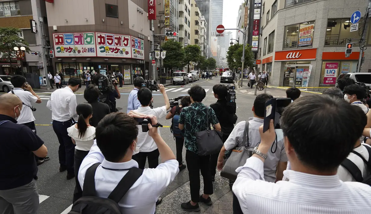 <p>Seorang saksi mata mengatakan suaranya ledakan sangat besar. Seolah-olah sesuatu yang amat besar jatuh dari gedung. (AP Photo/Eugene Hoshiko)</p>