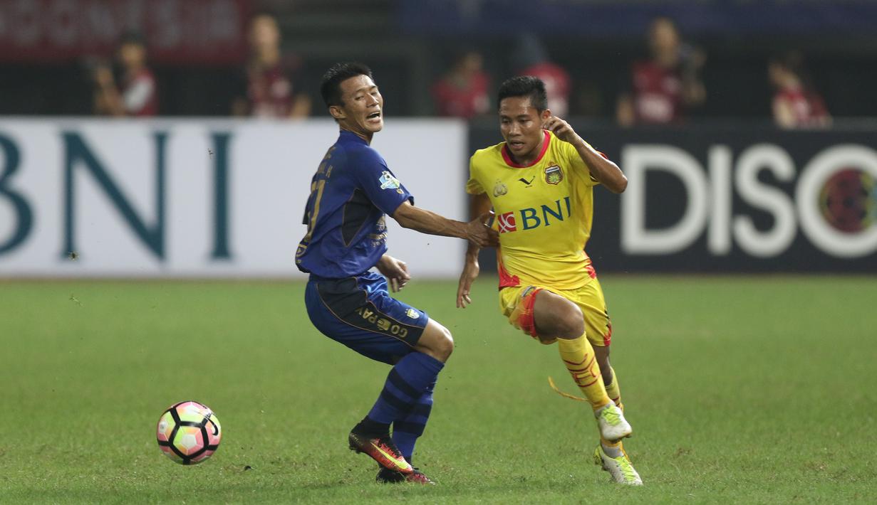 Pemain Persib Bandung, Henhen (kiri) berusaha menahan laju pemain Bhayangkara FC, Evan Dimas  pada Liga 1 2017 di Stadion Patriot, Bekasi, Minggu (04/06/2017). (Bola.com/Nicklas Hanoatubun)