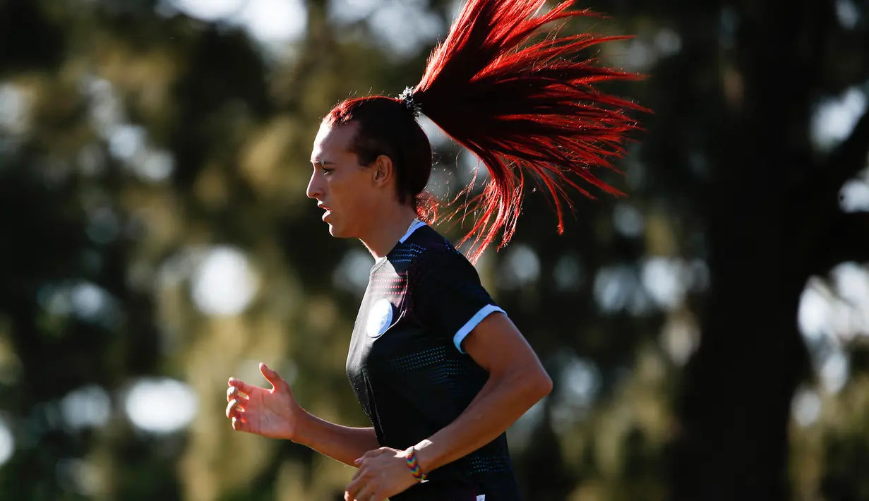 Pesepakbola transgender, Mara Gomez berlatih dengan tim sepak bola, Villa San Carlos, di La Plata, 12 Februari 2020. Gomez tengah menunggu keputusan Federasi Sepakbola Argentina terkait izin untuk dirinya bermain di liga sepakbola profesional di negara tersebut. (AP Photo/Natacha Pisarenko)