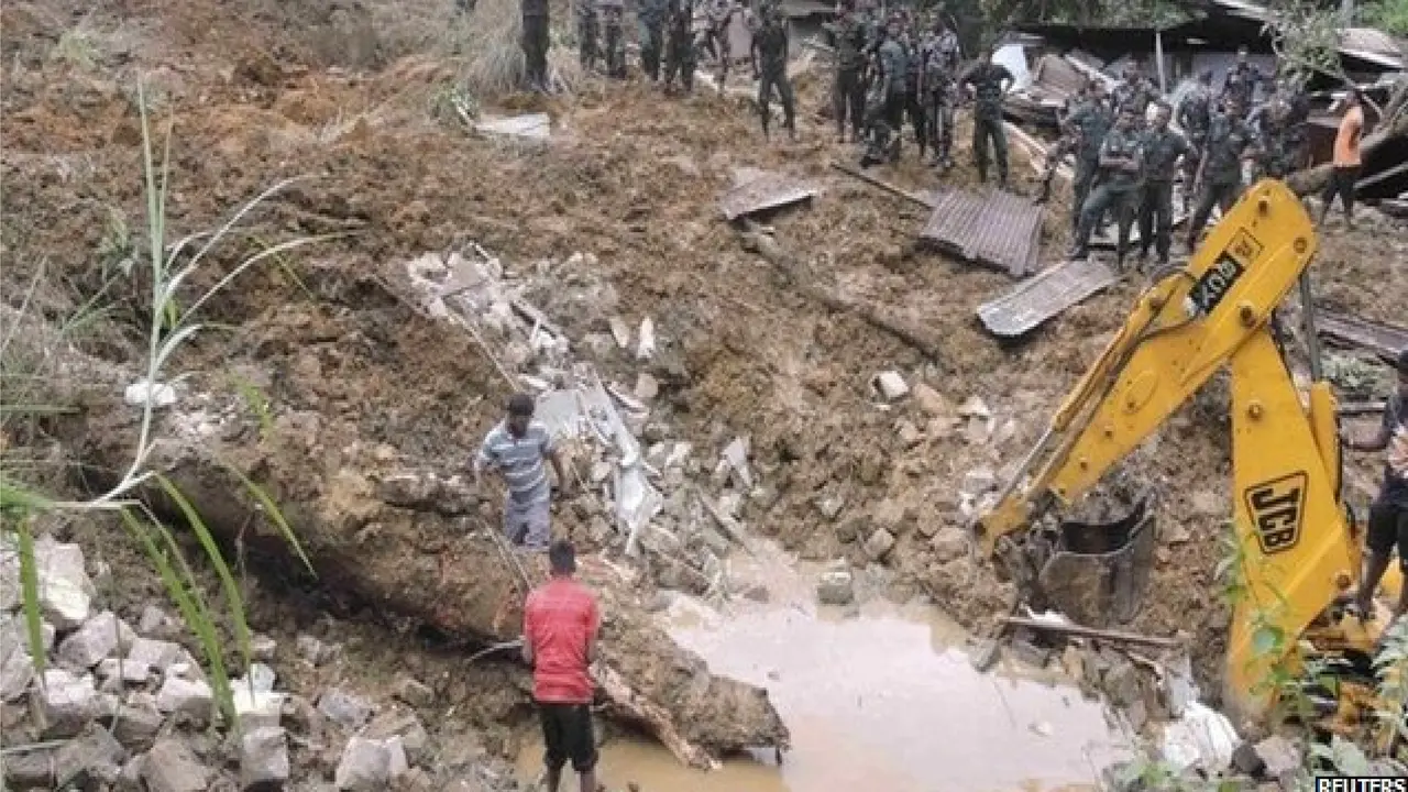 PEncarian korban tanah longsor di Sri Lanka. (Reuters)