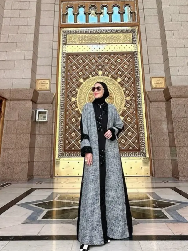 Model Gamis Erin Taulany yang Simpel tapi Berkelas