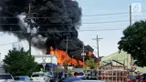 Asap hitam tebal keluar dari sebuah pabrik daur ulang yang dilahap si jago merah.