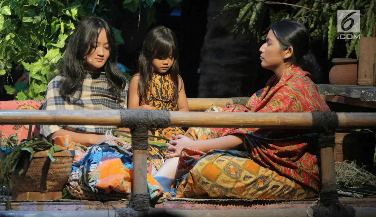 Pelakon memainkan teater bertajuk Beralas Bumi, Beratap Langit di Gedung TVRI, Jakarta, Jumat (27/9/2019). Teater Beralas Bumi, Beratap Langit menceritakan tentang kekayaan alam dan budaya orang rimba di Taman Nasional Bukit Dua Belas, Jambi. (Liputan6.com/Faizal Fanani)