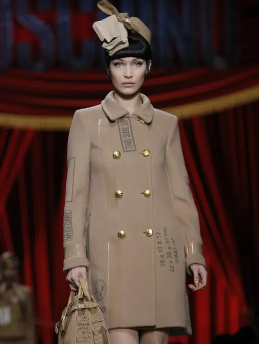 Kebanggaan Bella menjadi seorang muslim dapat dilihat dari aksi yang pernah dilakukannya ketika Presiden Amerika Donald Trump mengeluarkan larangan untuk umat Muslim memasuki Amerika. (AFP/Bintang.com)